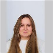 Profesora de inglés y primaria con experiencia en clases online y preparación de exámenes oficiales desde infantil hasta adultos.